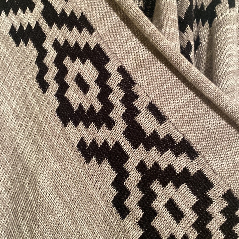 Eyeshadow Fringe Bottom Geometric Pattern Cardigan - Picture 3 of 4